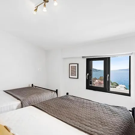 Blue Waves Oceanida Nikiana