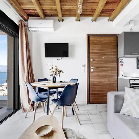 Blue Waves Oceanida Apartment *